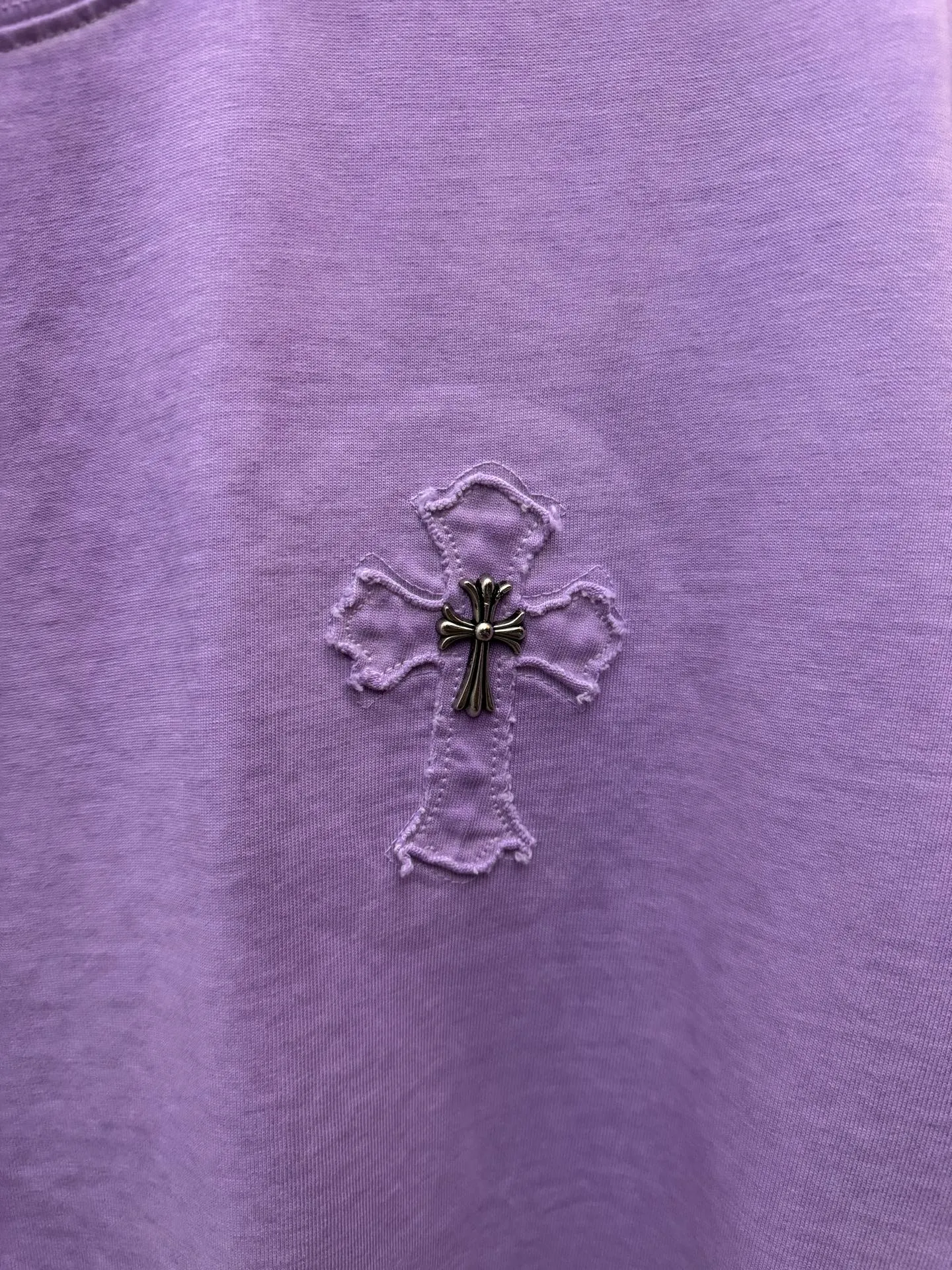 P200 top version, real shot without P, ​​different from market currency) 𝗖𝗵𝗿𝗼𝗺𝗲 𝗛𝗲𝗮𝗿𝘁𝘀/Croxin 2026 spring new original single counter American laser burnt patch embroidered couple short sleeves 👑The highest version! Customized fabric 330g, washed and fried. Best-selling model at the counter. Very comfortable to wear. Accessories: Original molded and authenticated collar label➕100% silk wash label. Genuine purchase-grade original hangtag➕matching hanging rope➕3D hanging beads➕original packaging bag. Craftsmanship: The original version has consistent wiring! The highest version of the armhole matching technique! Color: Khaki Black Rose Red Light Blue Purple Size: S M L XL Style Number: 26-2002